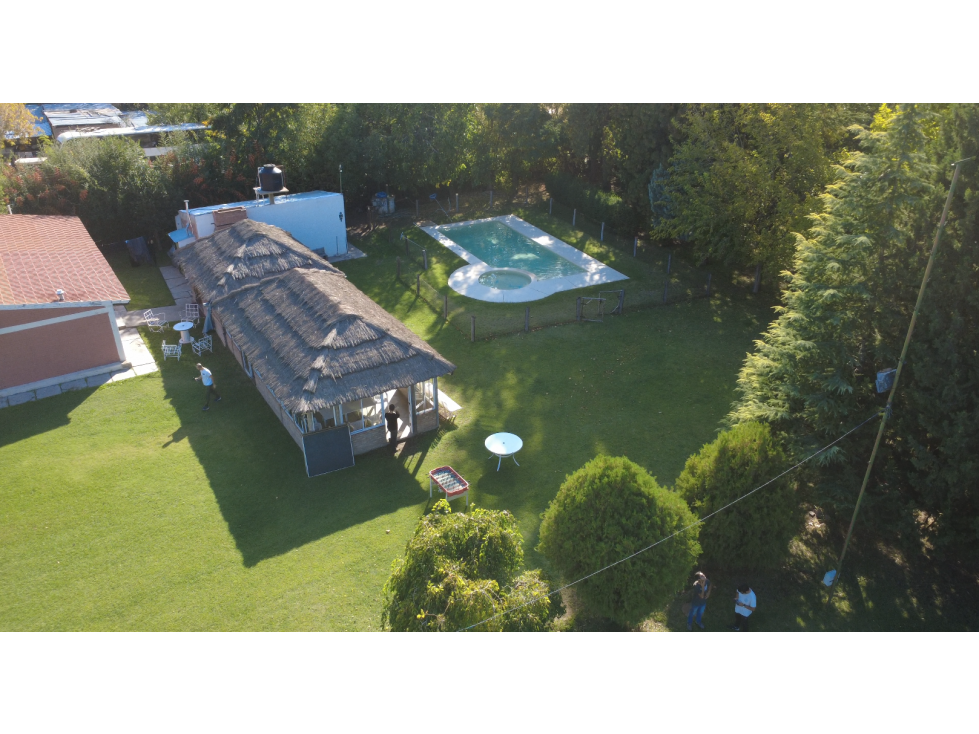 Casa con 8.000 m², pileta y quincho en Cuadro Nacional - 1