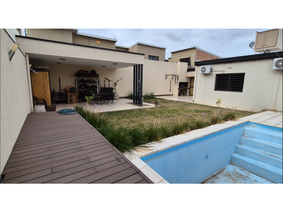 Casa moderna con piscina, cochera doble y amplio sector de quincho - 6