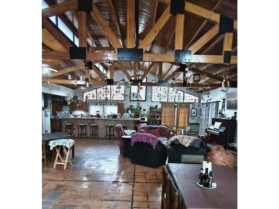 VENTA DE CASA AMPLIA B° PRIVADO COLINAS DE CHACRAS- LUJÁN DE CUYO