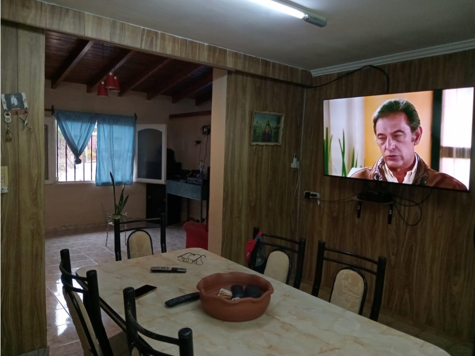 VENTA HERMOSA CASA APTA CREDITO- B° 8 DE MAYO, PLUMERILLO, LAS HERAS - 4