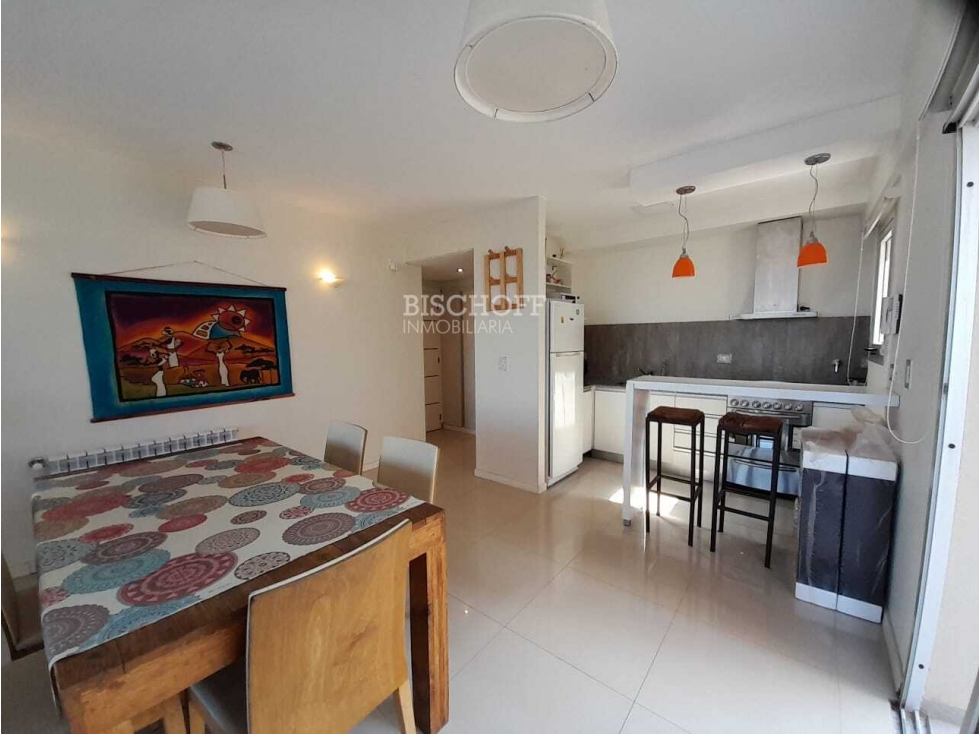 EXCELENTE DEPARTAMENTO DE 2 AMBIENTES CON COCHERA, AMPLIO BALCON