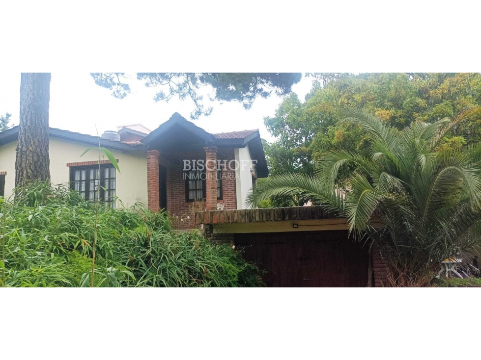 CASA DE 2 AMBIENTES CON COCHERA, TODOS LOS SERVICIOS