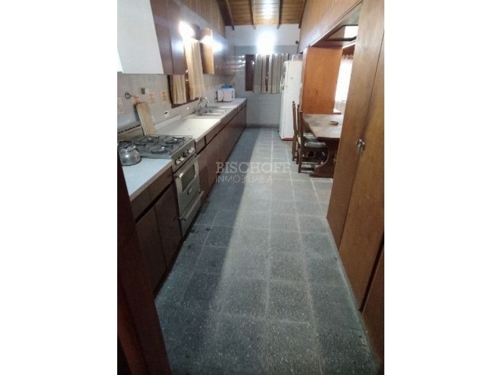 AMPLIO TERRENO CON DOS CASAS, TODOS LOS SERVICIOS - 3