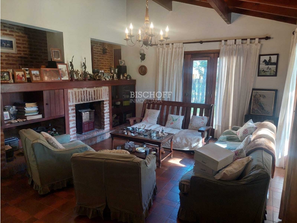 CASA DE 5 AMBIENTES CON COCHERA DOBLE Y PISCINA — foto 5