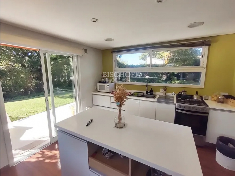 EXCELENTE CASA MODERNA DE 4 AMBIENTES, CON COCHERA Y QUINCHO - 6