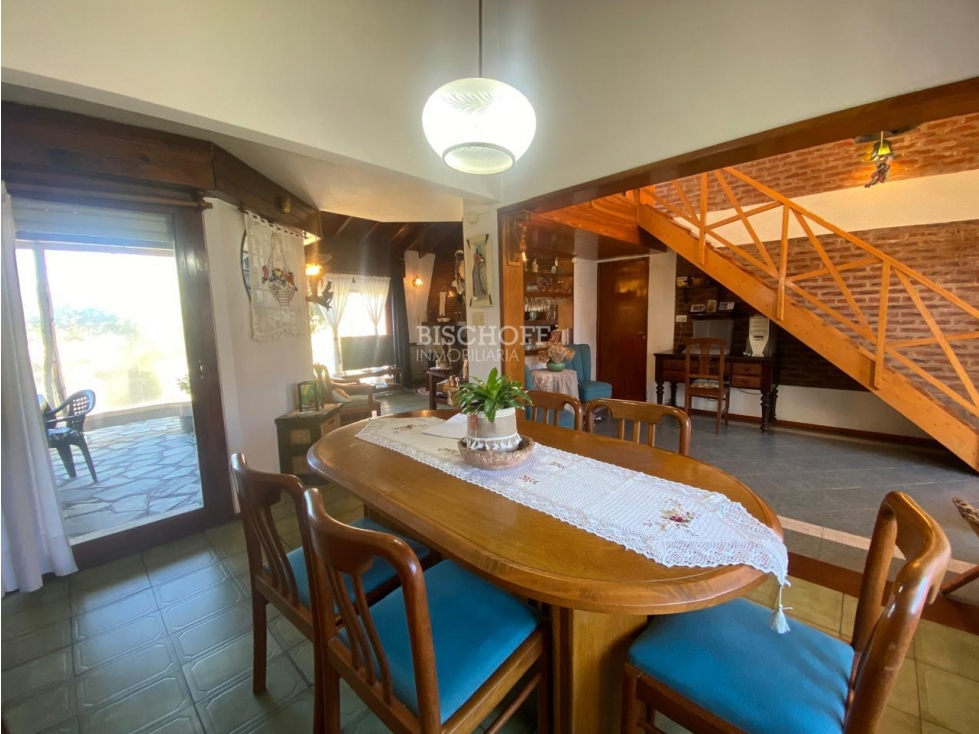 EXCELENTE CASA DE 4 AMBIENTES CON COCHERA Y QUINCHO - 6