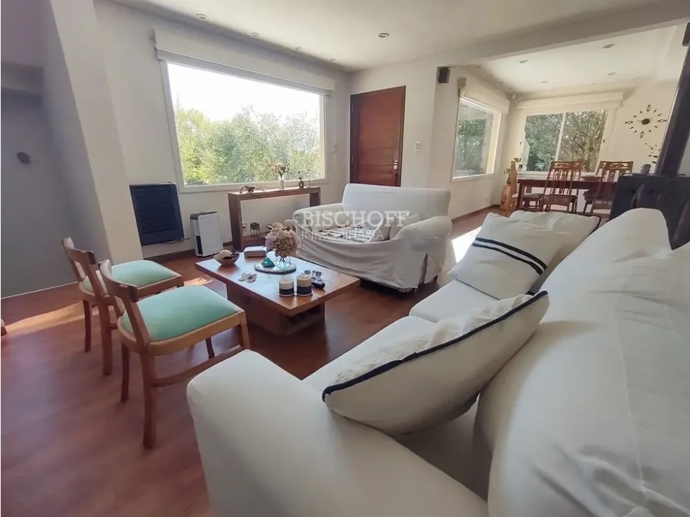 EXCELENTE CASA MODERNA DE 4 AMBIENTES, CON COCHERA Y QUINCHO - 3