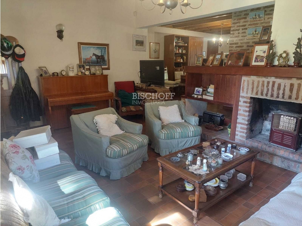 CASA DE 5 AMBIENTES CON COCHERA DOBLE Y PISCINA — foto 6