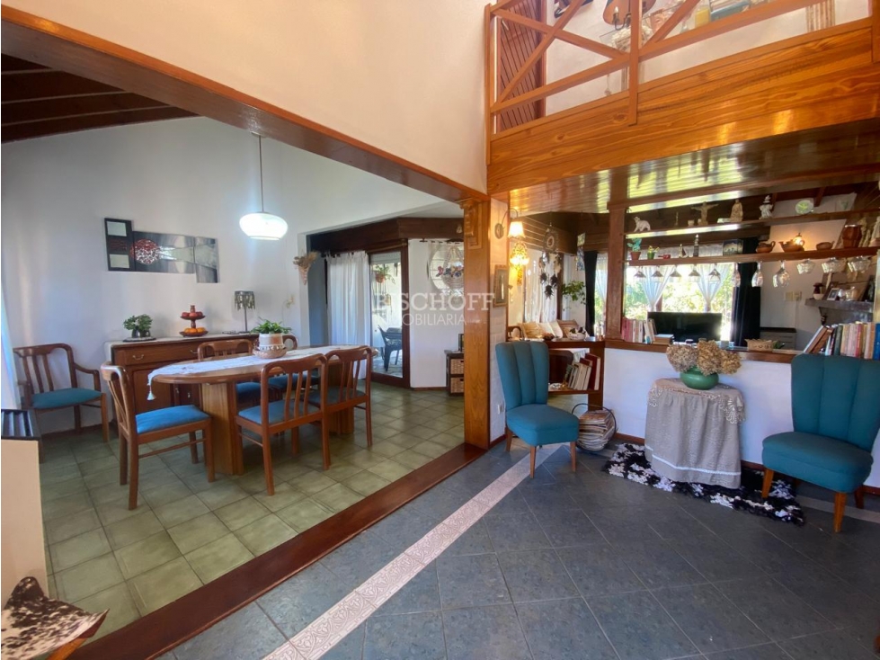 EXCELENTE CASA DE 4 AMBIENTES CON COCHERA Y QUINCHO - 4