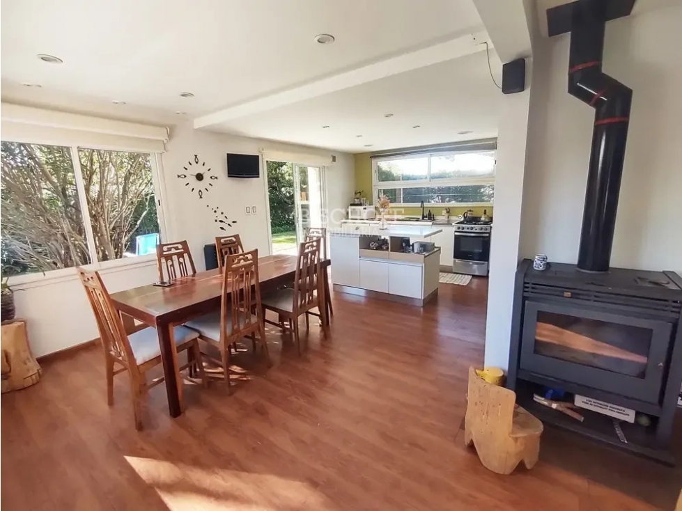 EXCELENTE CASA MODERNA DE 4 AMBIENTES, CON COCHERA Y QUINCHO - 5