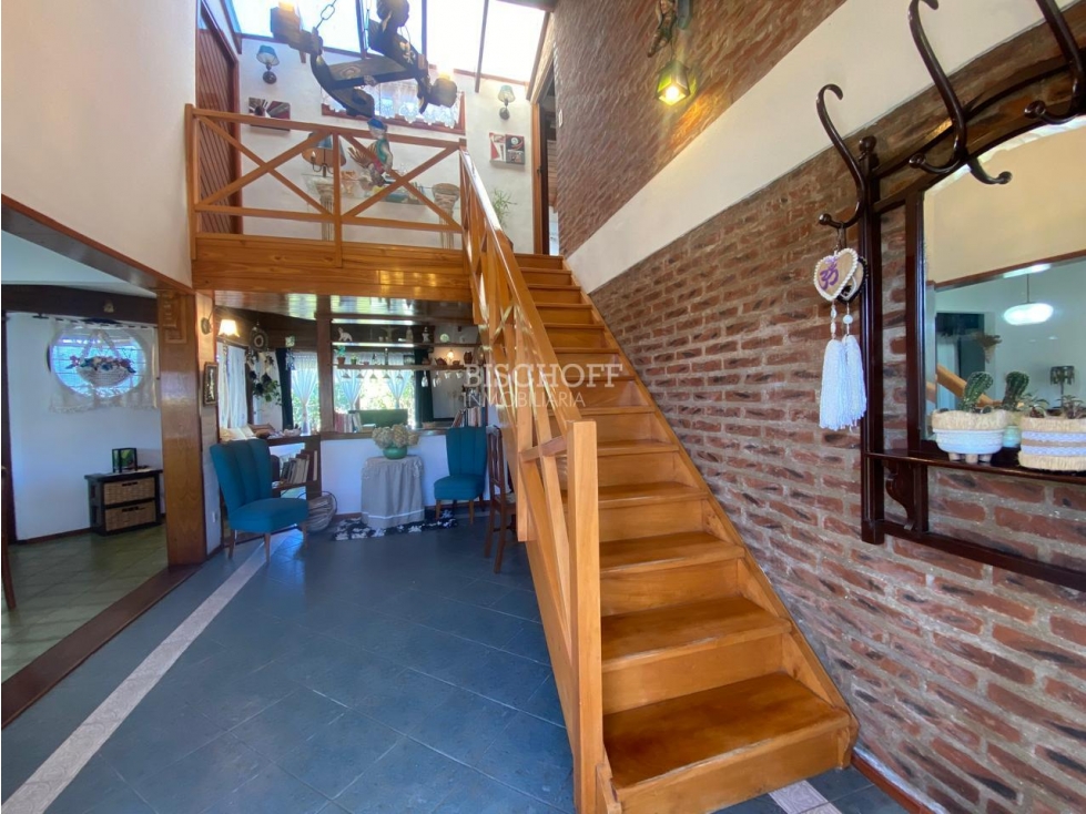 EXCELENTE CASA DE 4 AMBIENTES CON COCHERA Y QUINCHO - 3