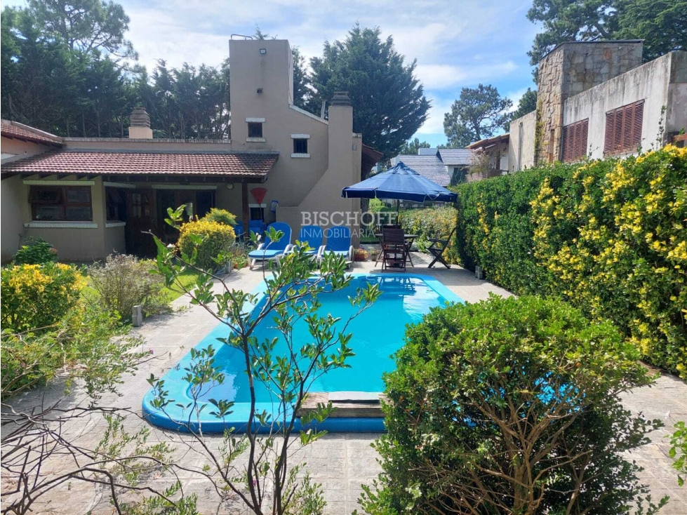 CASA DE 5 AMBIENTES CON COCHERA DOBLE Y PISCINA — foto 3