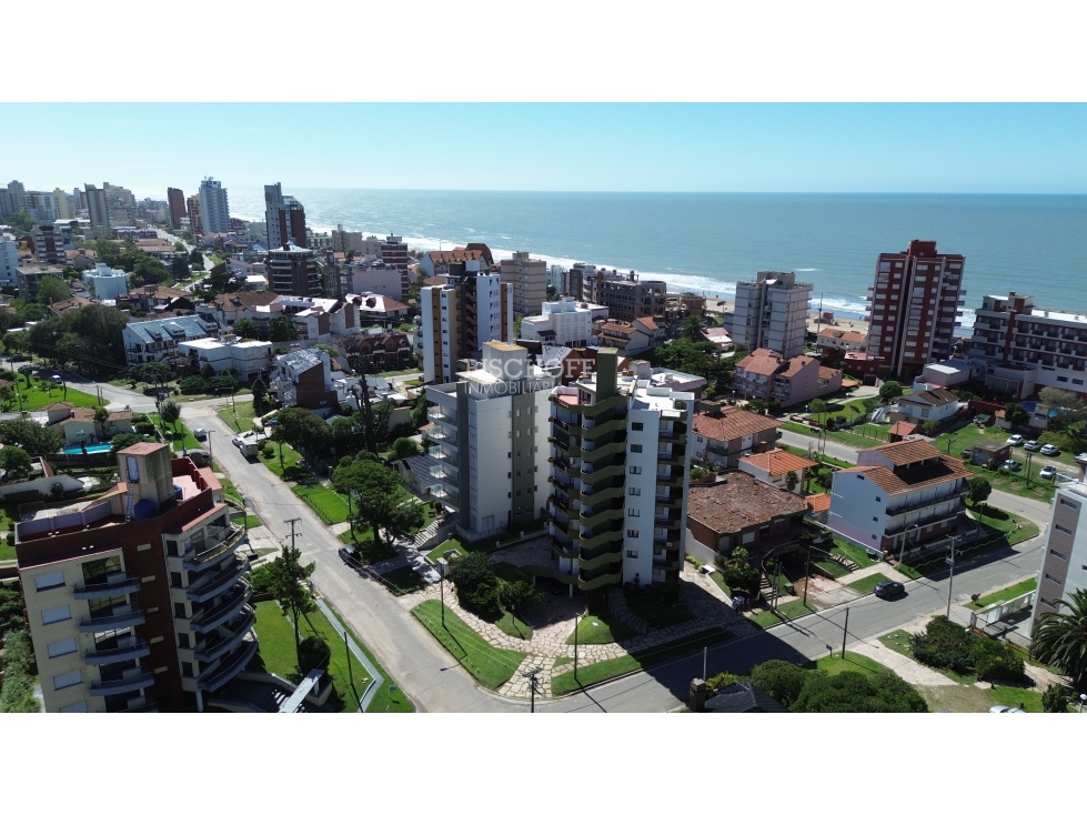 EXCELENTE DEPARTAMENTO 3 AMBIENTES CON COCHERA, A MTRS DEL MAR