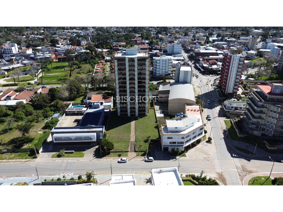 DEPARTAMENTO DE 3 AMBIENTES, CON VISTA AL MAR Y COCHERA