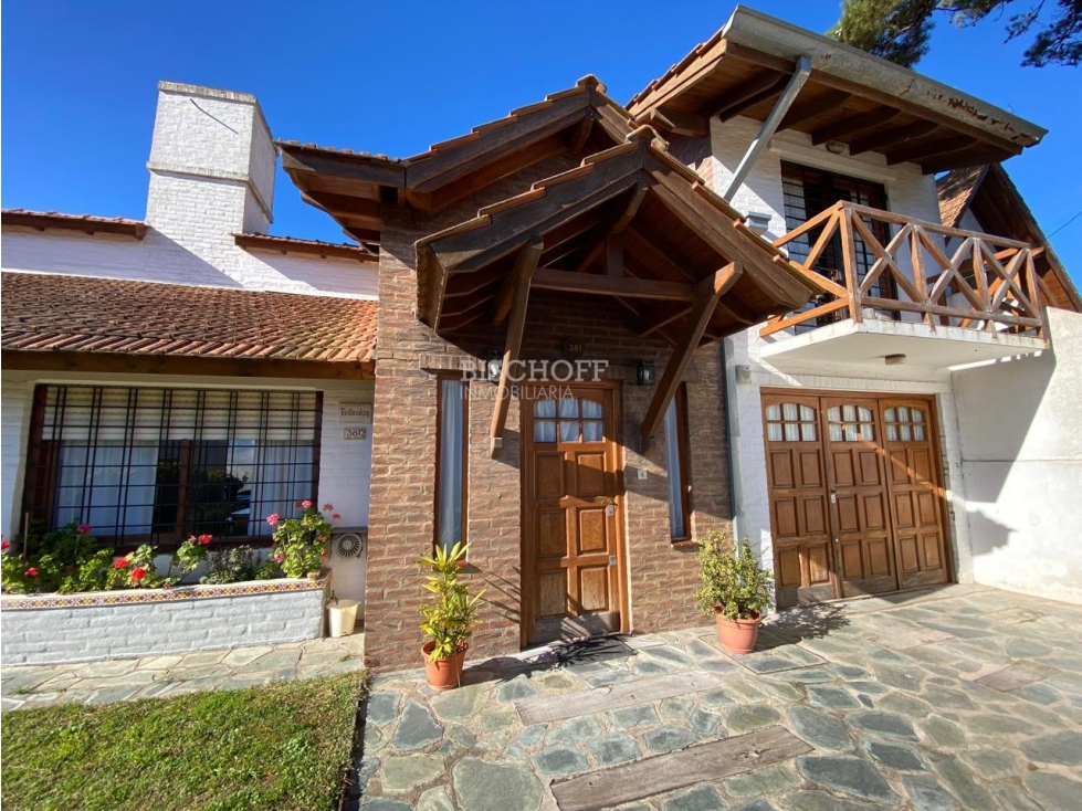 EXCELENTE CASA DE 4 AMBIENTES CON COCHERA Y QUINCHO - 2