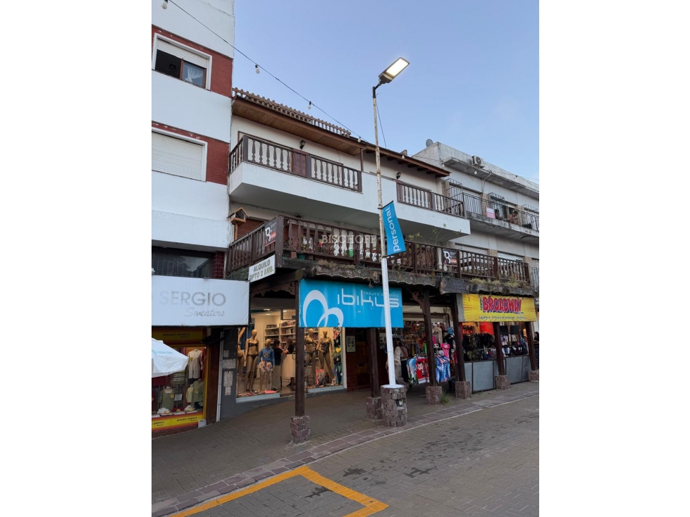VENTA EN BLOCK DE 9 DEPARTAMENTOS + 2 LOCALES, SOBRE PEATONAL — foto 2