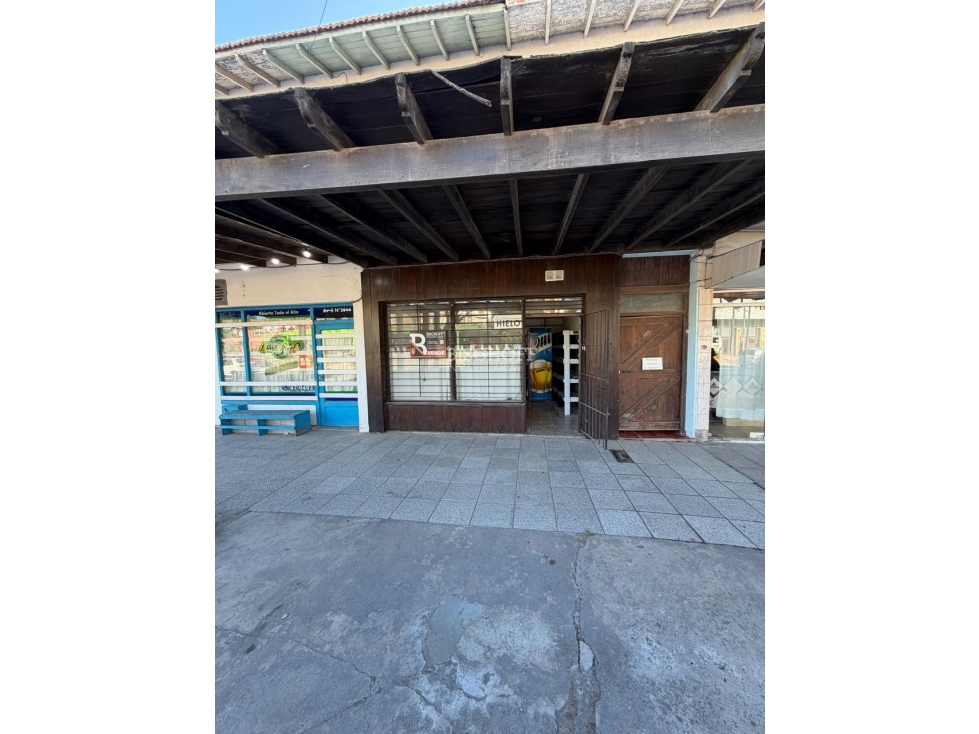 OPORTUNIDAD EN VILLA GESELL, LOCAL COMERCIAL CON VIVIENDA — foto 2