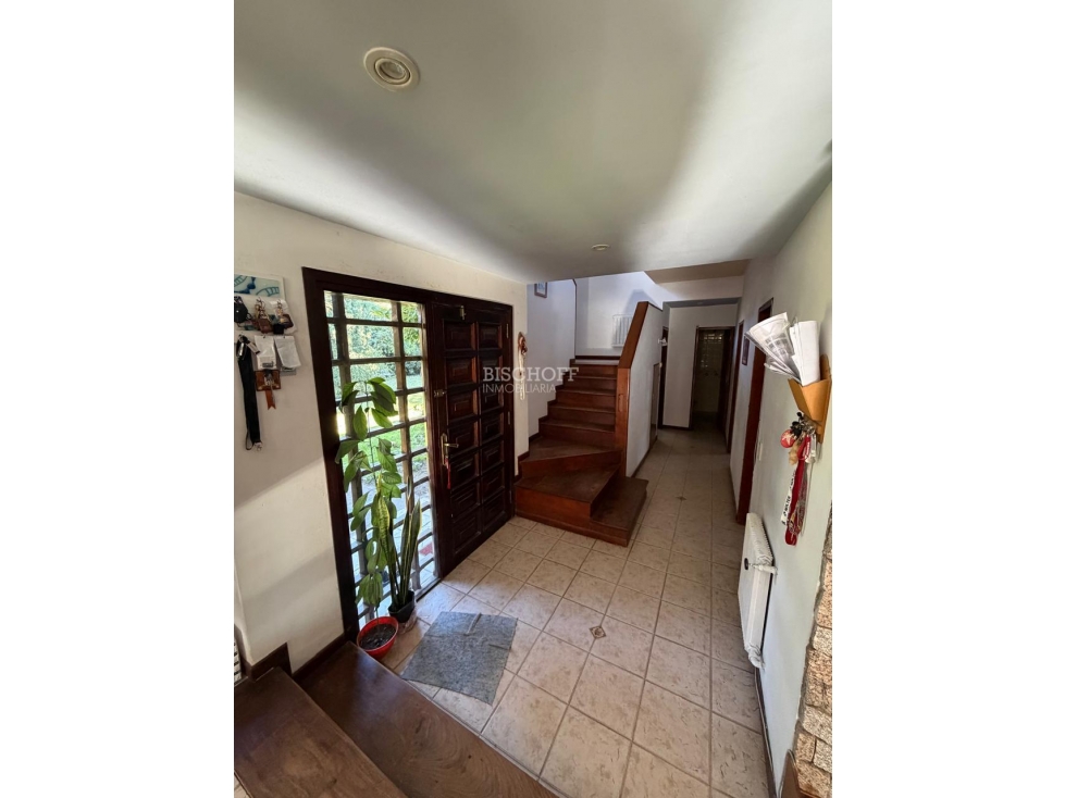 CASA DE 5 AMBIENTES CON COCHERA, PISCINA, QUINCHO + 2 DEPARTAMENTOS - 6