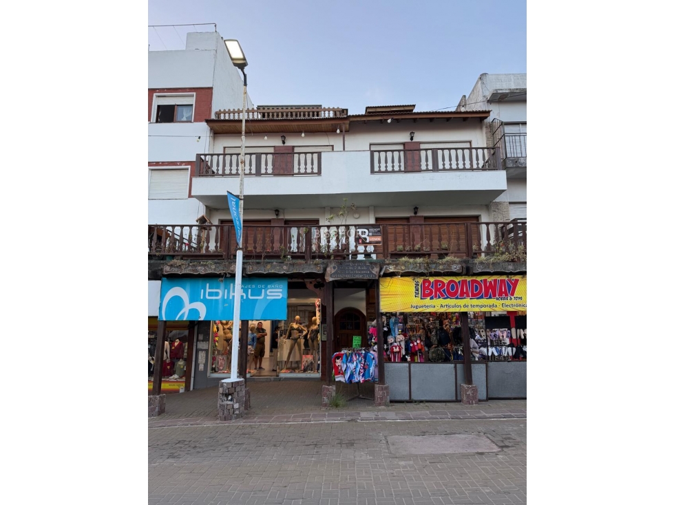 VENTA EN BLOCK DE 9 DEPARTAMENTOS + 2 LOCALES, SOBRE PEATONAL