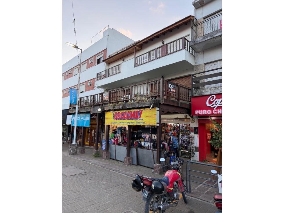 VENTA EN BLOCK DE 9 DEPARTAMENTOS + 2 LOCALES, SOBRE PEATONAL — foto 3