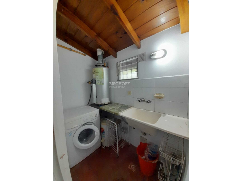 CASA 3 AMBIENTES, LAVADERO, COCHERA CUBIERTA. AMPLIO JARDÍN. — foto 6