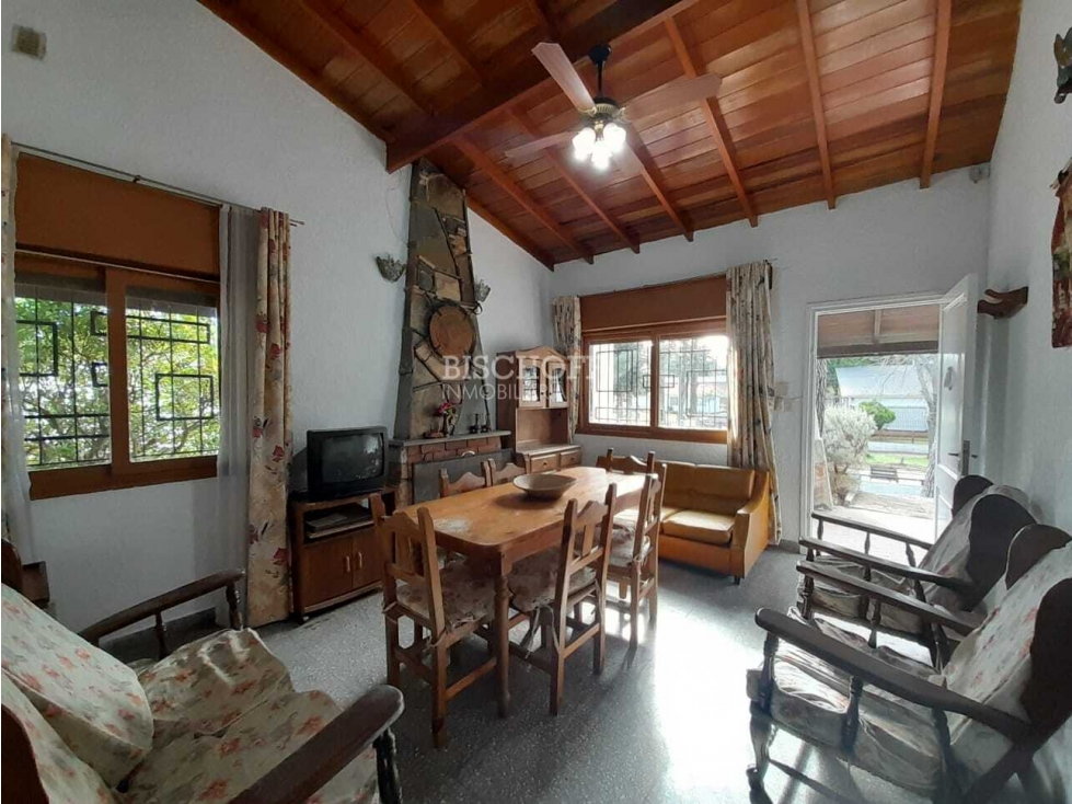 CASA 3 AMBIENTES, LAVADERO, COCHERA CUBIERTA. AMPLIO JARDÍN. — foto 3