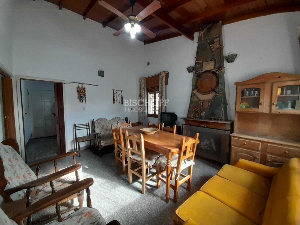 CASA 3 AMBIENTES, LAVADERO, COCHERA CUBIERTA. AMPLIO JARDÍN. — foto 2