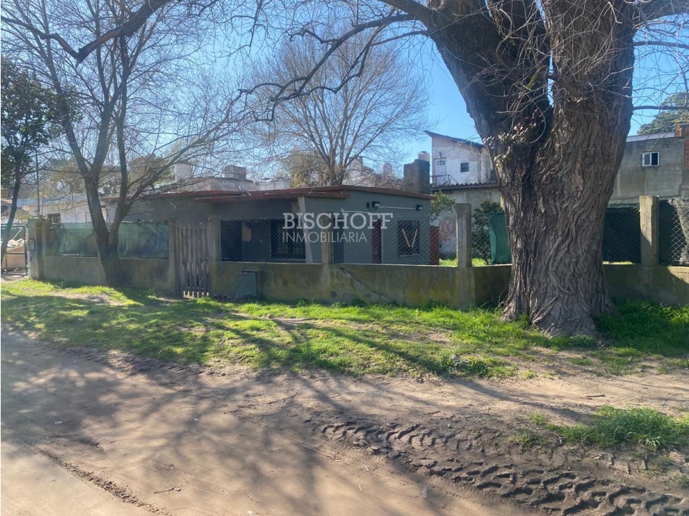 CASA 3 AMBIENTES, EN ESQUINA CON AMPLIO PARQUE, TODOS LOS SERVICIOS - 3