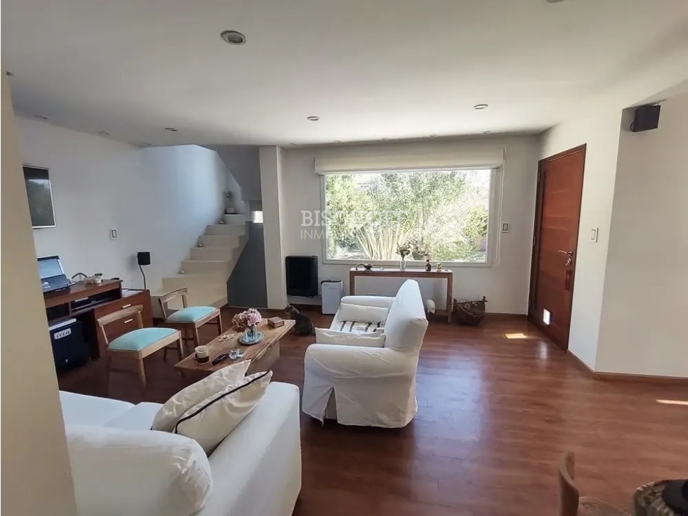 EXCELENTE CASA MODERNA DE 4 AMBIENTES, CON COCHERA Y QUINCHO - 4