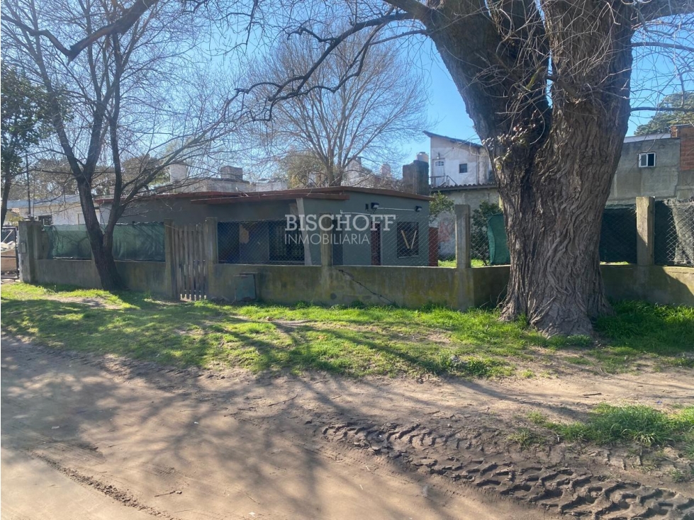CASA 3 AMBIENTES, EN ESQUINA CON AMPLIO PARQUE, TODOS LOS SERVICIOS - 4
