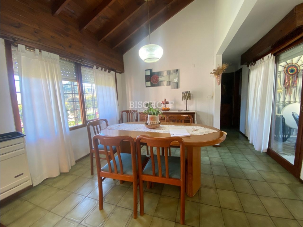 EXCELENTE CASA DE 4 AMBIENTES CON COCHERA Y QUINCHO - 5