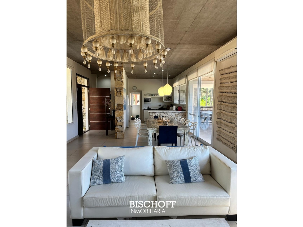 CASA EN VENTA SOBRE LAGUNA VILLAROBLES - 2