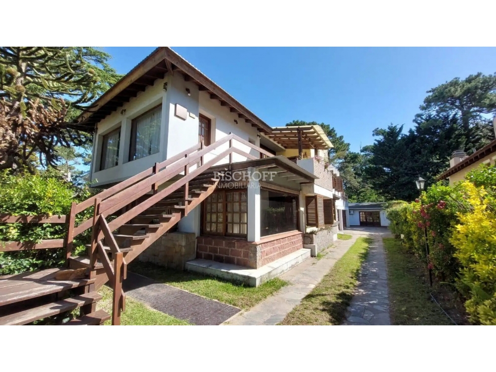 CASA DE 5 AMBIENTES CON COCHERA, PISCINA, QUINCHO + 2 DEPARTAMENTOS - 3