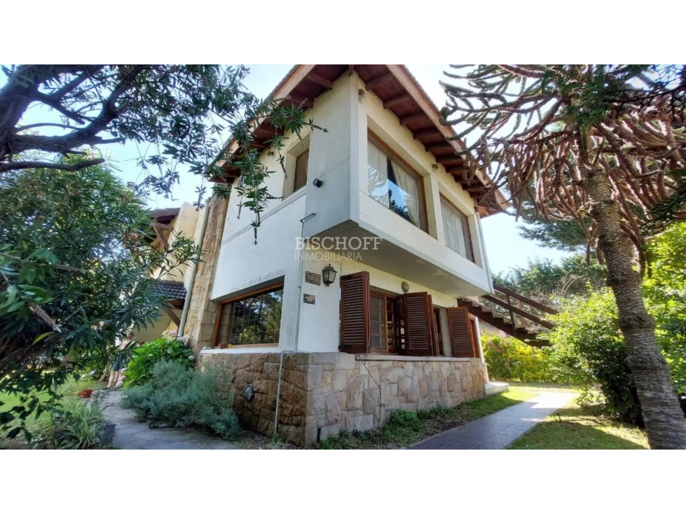 CASA DE 5 AMBIENTES CON COCHERA, PISCINA, QUINCHO + 2 DEPARTAMENTOS - 4