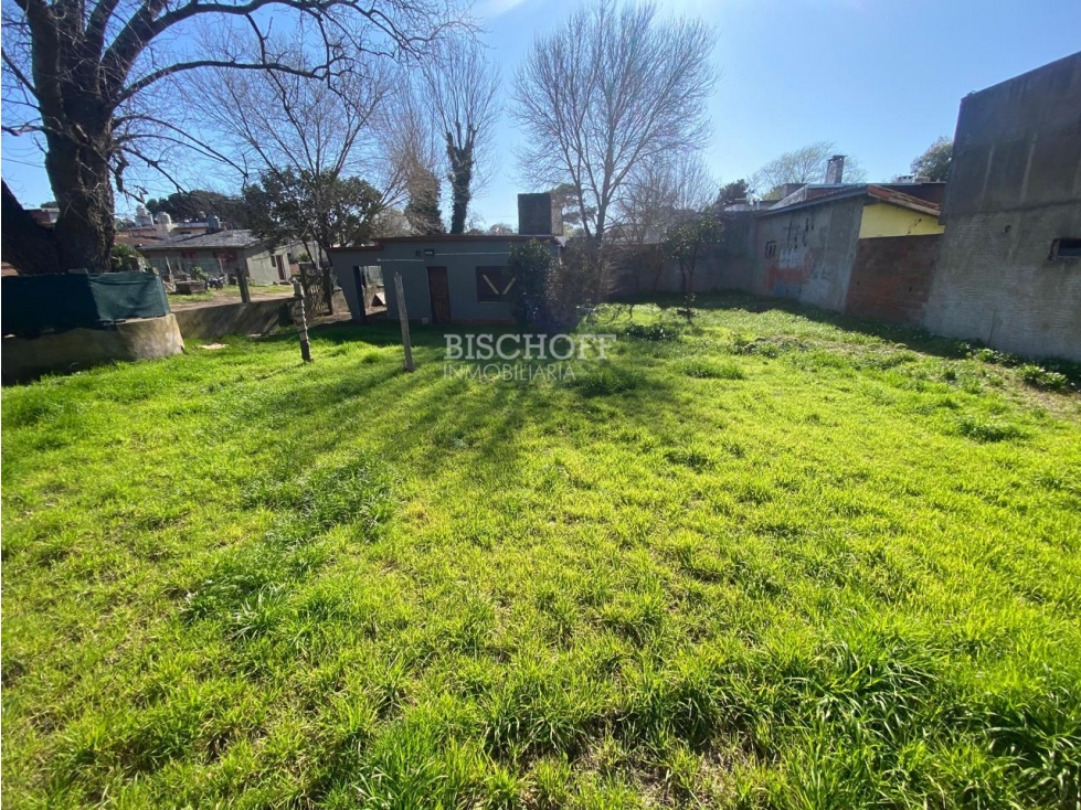 CASA 3 AMBIENTES, EN ESQUINA CON AMPLIO PARQUE, TODOS LOS SERVICIOS - 1