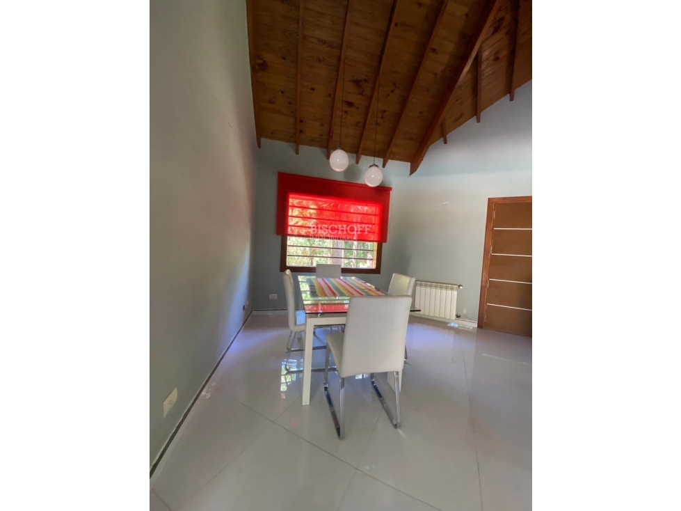 EXCELENTE CASA DE 4 AMBIENTES, CON PISCINA CLIMATIZADA. — foto 3