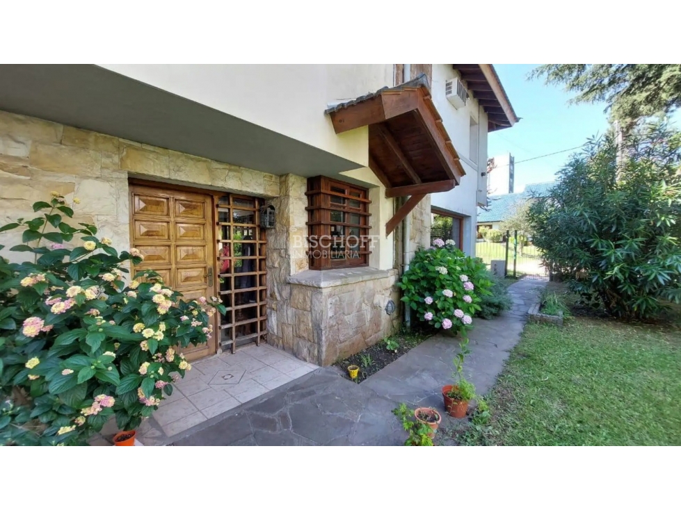 CASA DE 5 AMBIENTES CON COCHERA, PISCINA, QUINCHO + 2 DEPARTAMENTOS - 5