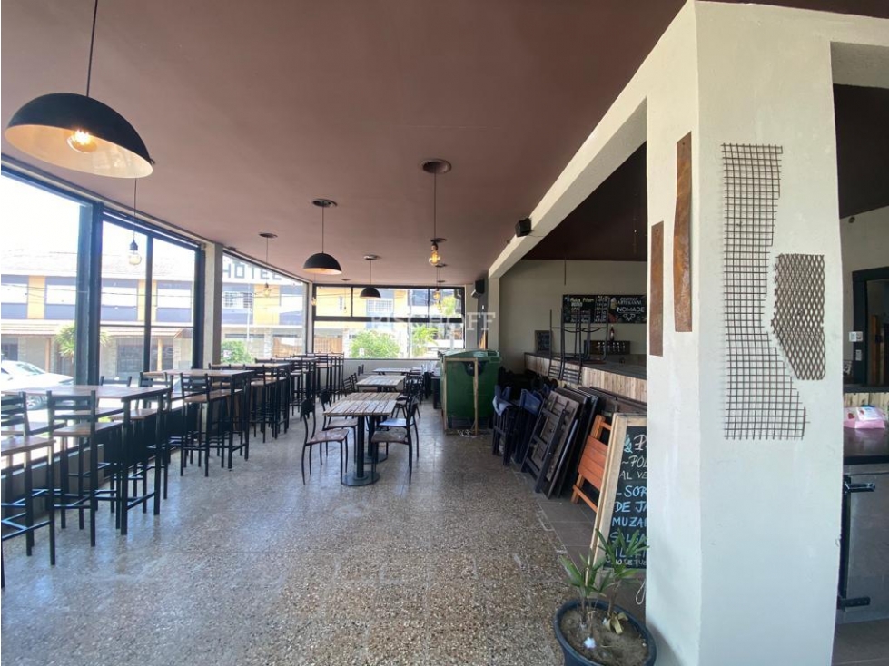 EXCELENTE LOCAL COMERCIAL SOBRE ESQUINA, TODOS LOS SERVICIOS - 6