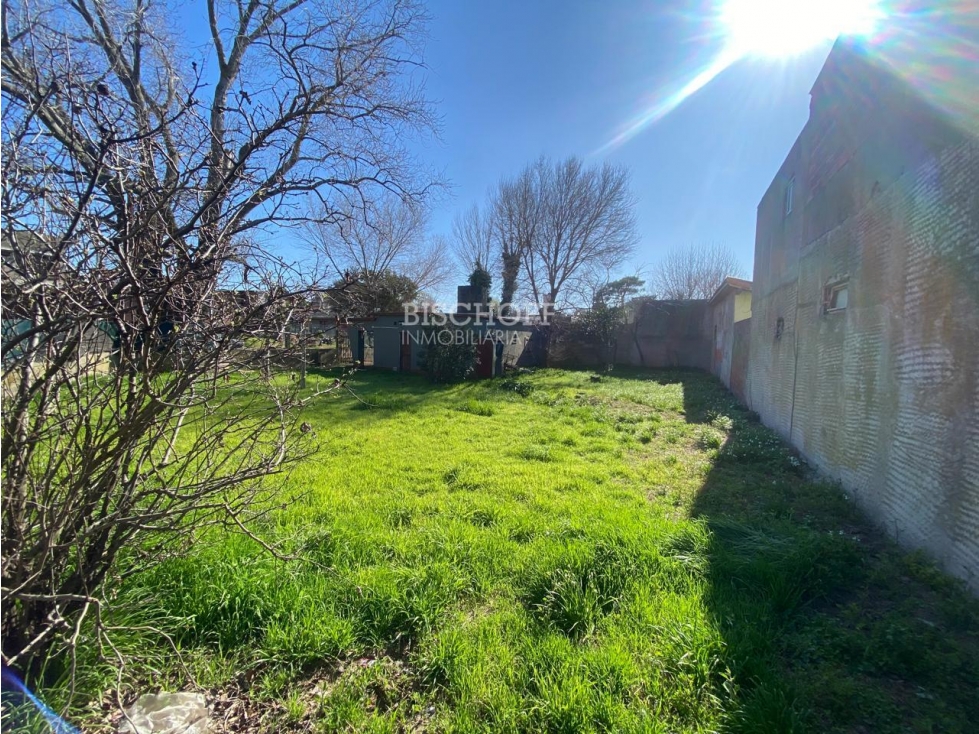 CASA 3 AMBIENTES, EN ESQUINA CON AMPLIO PARQUE, TODOS LOS SERVICIOS - 2