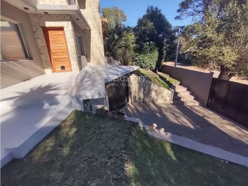 EXCELENTE CASA MODERNA DE 4 AMBIENTES, CON COCHERA Y QUINCHO - 2