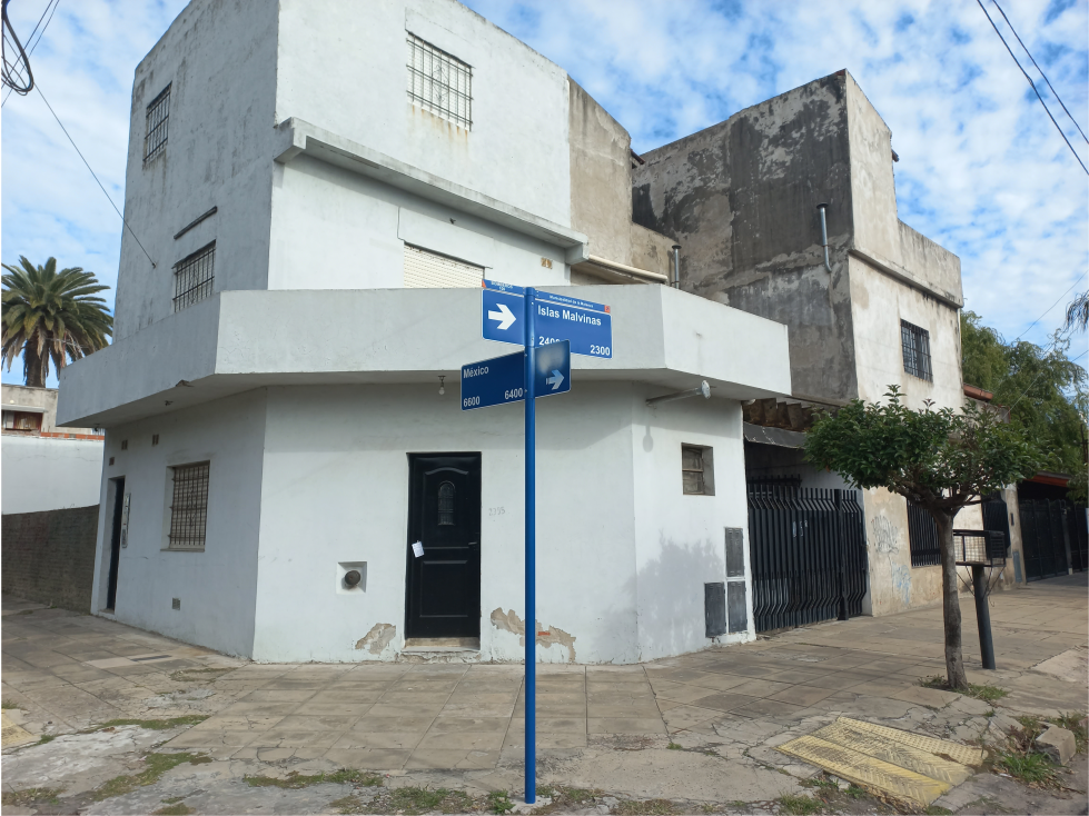 CASA Y 2 DEPTOS. SOBRE MALVINAS ESQ. MEXICO