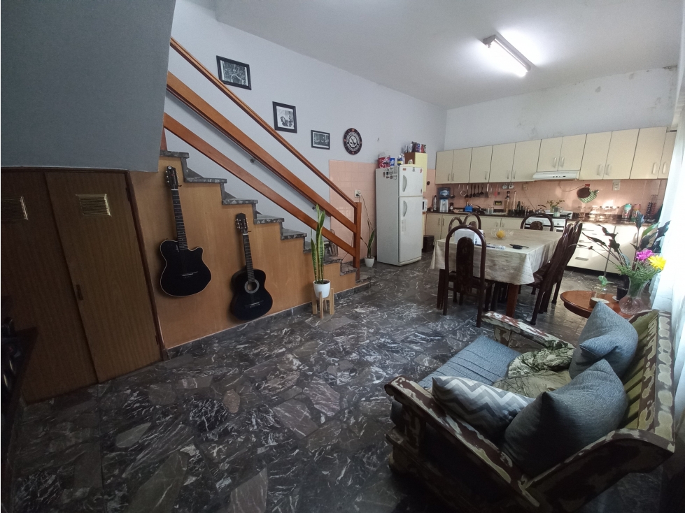 CASA CON LOCAL, ZINNY Y BELLA VISTA — foto 6