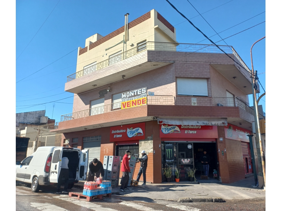 CASA CON LOCAL Y 2 DEPTOS. AV. CRISTIANIA Y ASIA