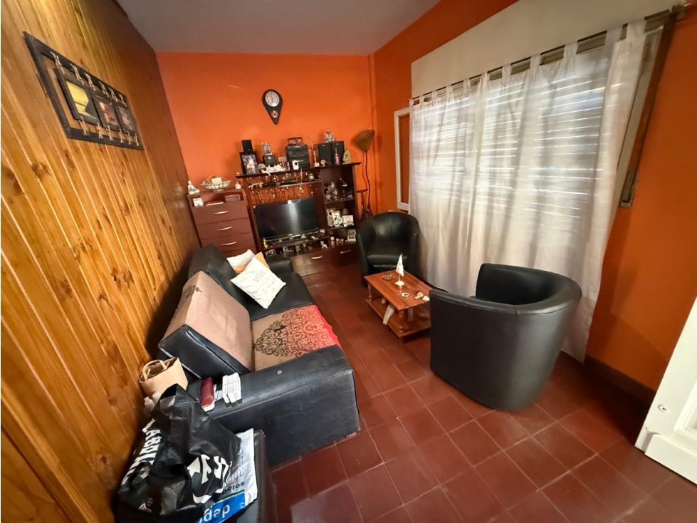 CASA Y 2 DEPTOS. CALLE QUITO - 5
