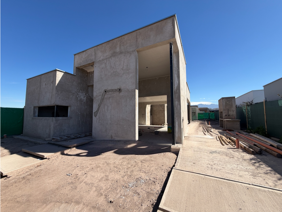 Venta casa en obra gruesa en lujan de cuyo con amenities - 1
