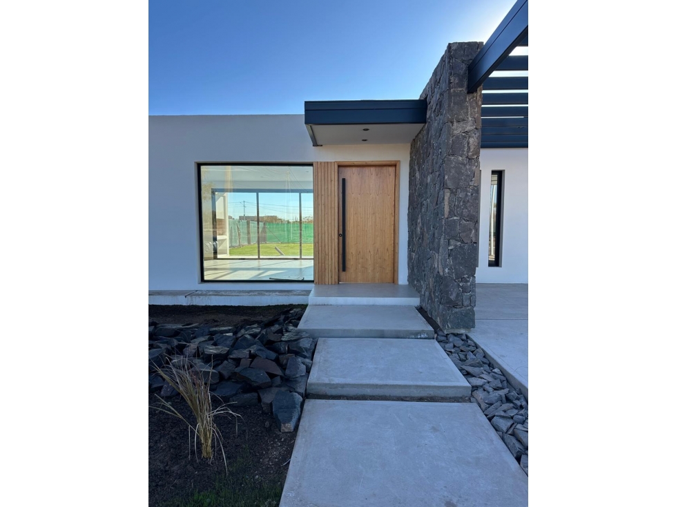 Venta Casa 4 ambientes en Lujan de Cuyo - 2