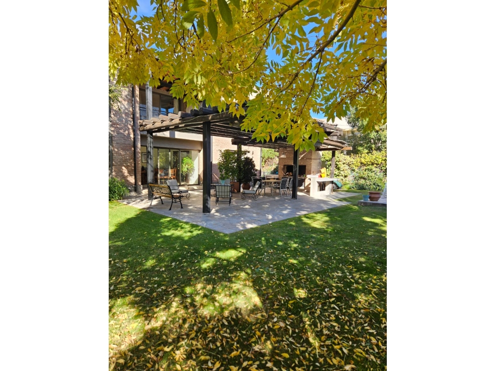 Venta Casa 4 dormitorios en Lujan de Cuyo Barrio Pueyrredón - 2