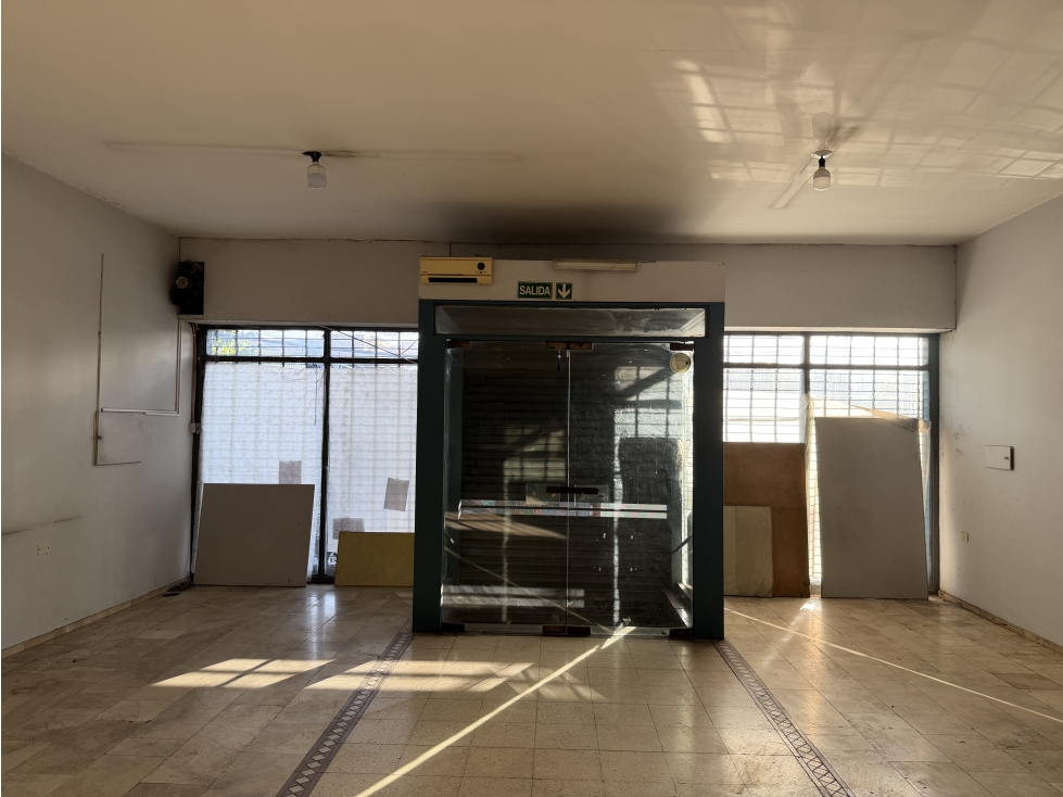 Venta de Local y Galpón en Ciudad - 3