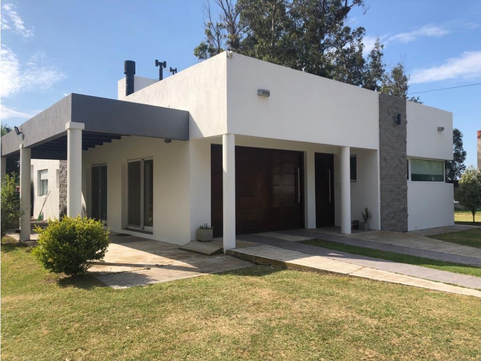 CASA MINIMALISTA EN EL BARRIO PRIVADO COSTA DEL SOL MAR CHIQUITA