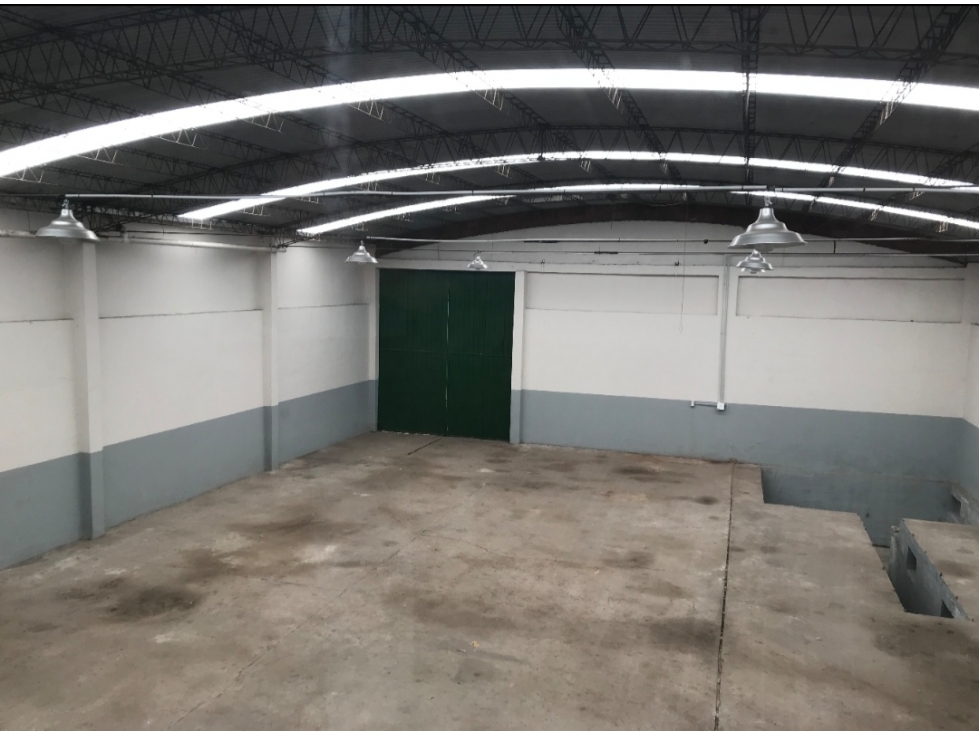 VENTA DE GALPÓN CON VIVIENDA Y PARQUE - 2